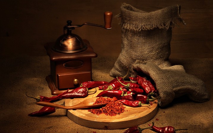 cayenne-pepper-and-chili-mill-wallpaper